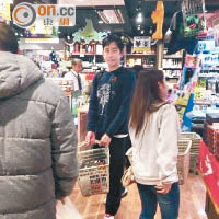 劉嘉玲和梁朝偉在日本拍拖行超市，偉仔還悠然地拿着購物籃。