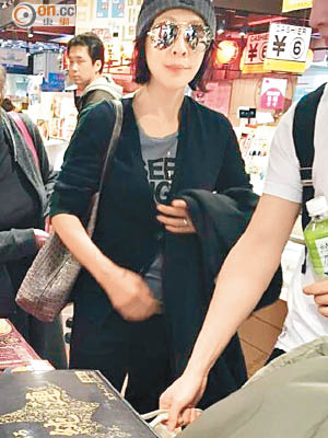 劉嘉玲和梁朝偉在日本拍拖行超市，偉仔還悠然地拿着購物籃。