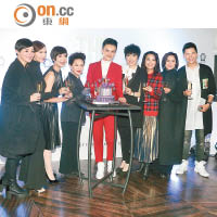 Stephen Lau（中）舉行作品集發布會，獲眾星支持。