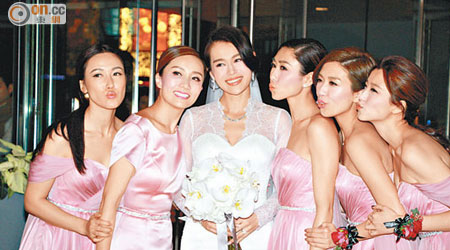 左起：李施嬅、胡蓓蔚、胡杏兒、胡定欣、黃智雯、姚子羚<br>一班好姊妹向新娘送吻。
