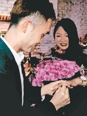 陳國峰的求婚戒指卡在女友的無名指關節上。