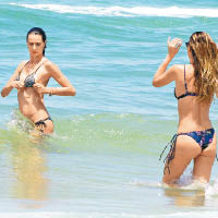 Alessandra跟好友在海灘戲水。（東方IC圖片）