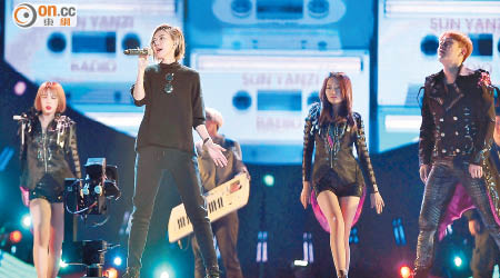 孫燕姿（左二）跨年演唱迎接2016年。