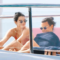 Kendall跟Harry復合後，日前在加勒比海享受陽光與海灘。（東方IC圖片）