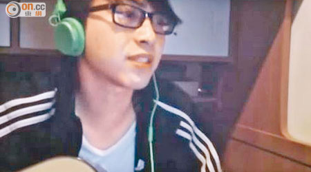 吳業坤上載自彈自唱的短片，以英文填詞的他被網友彈英文渣。