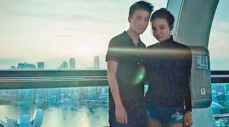 Kimmy上載了一張與猷君一同在新加坡Skyline的合照。