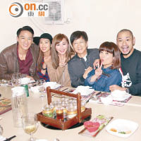 左起：陳智燊，宋熙年，高海寧，徐正康，小儀，金剛<br>一班演員約飯局睇首播。