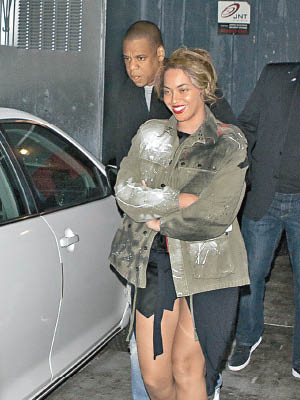 Beyonce肚凸凸開餐，又以大褸遮肚，惹大肚傳聞。（東方IC圖片）