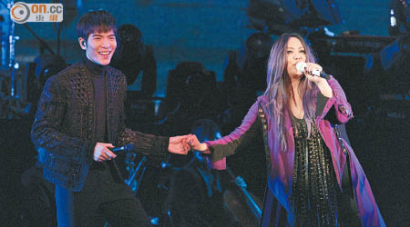 張惠妹和蕭敬騰拖手合唱，掀起高潮。