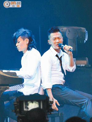 林峯（右）為鄧智偉的《平行回憶演唱會》獻唱。