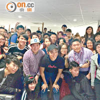 杜汶澤在吉隆坡出席電影講座，吸引一班大學生爭影合照。