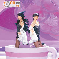 陳庭欣（左）和王君馨以汪明荃的「熱咖啡」造型現身。