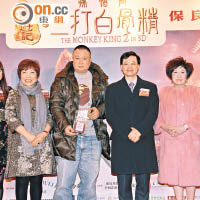 老闆王海峰(左三)獲獎表揚善心。