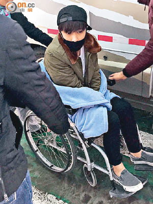 Lay大前日坐輪椅往機場返韓醫治腰傷。
