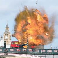 成龍新片在倫敦拉姆貝斯橋拍攝爆炸場面，烈燄沖天，有當地居民以為真的發生恐襲。（東方IC圖片）