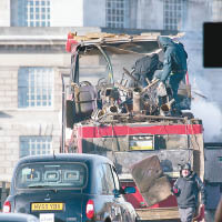 巴士爆炸後，燒剩殘骸車架，場面跟2005年倫敦恐襲相似。（東方IC圖片）