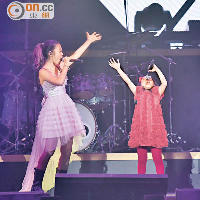 鍾懿（左）及鍾幗「姊妹檔」獻唱，6歲的鍾幗面對過萬觀眾表現淡定。