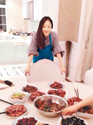 倪妮亦曾於微博上載廚房照。