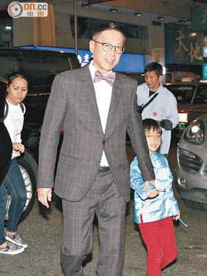許晉亨拖着穿上唐裝的小JM，兩父子一中一西相映成趣。