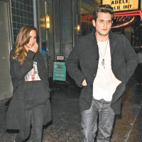John Mayer有長髮女伴同看演唱會。（東方IC圖片）