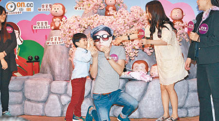 智孝被戴上Gary面具的男粉絲用英語求婚。
