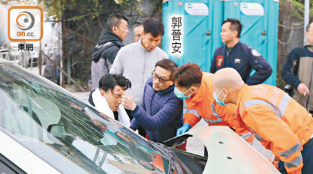 意外發生後，王浩信離開被撞的汽車，郭晉安趨前慰問。