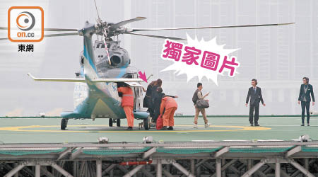 濱崎步（箭嘴示）坐直升機抵港。