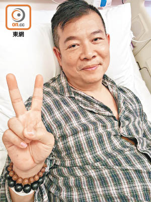 經治療後，吳毅將已精神奕奕，還舉V和舉拇指拍照。