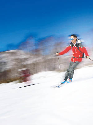李嘉欣大晒與老公滑雪的花絮照。