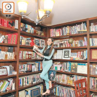 二樓的書室收藏了數百本書籍，名副其實充滿書卷味。
