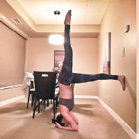 挑戰高難度瑜伽動作的廖碧兒令粉絲驚嘆。