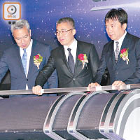無綫主席陳國強（右）與兩合作公司高層主持成立儀式。