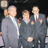 （左起）李寶安、方逸華和英皇老闆楊受成在發布會上聚頭。