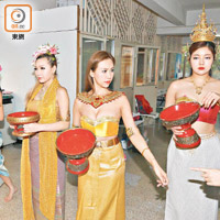 許芯悅（左起）、黃榕、火爆象、仙樂都和尹蓁晞學泰國舞。
