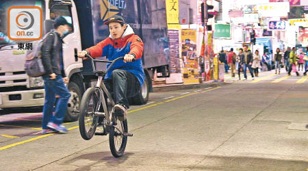 野村周平在香港街頭表演BMX花式單車！