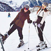 李家彤（右）與李家敏每年都會抽空去滑雪。