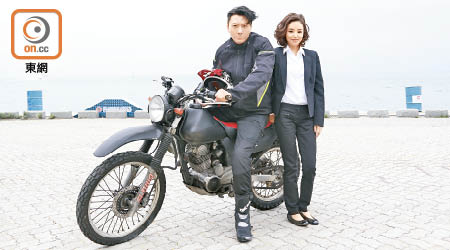 王浩信與譚凱琪拍飛車戲，無電單車牌的他只能扮鐵騎英雄。