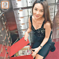 家瑩昨日從銀行保險箱中取出后冠，為亞視平反。