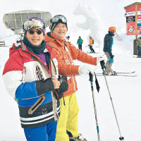阿倫前日於微博上載了與阿叻的滑雪相片。
