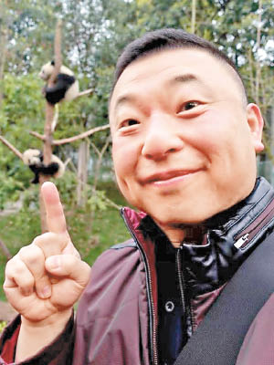 王嘉恩到訪熊貓基地，當然要與「同鄉」合照留念！