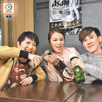 何弘軒（右起）與Crystal亮相《娛樂onShow》，接受主持俞詠文訪問。