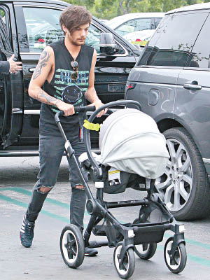 Louis大前天罕有地推着嬰兒車外出湊仔。（東方IC圖片）