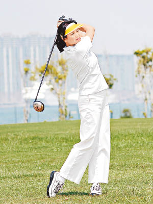 雖然鄭文雅30歲才開始接觸高爾夫球，但憑着天賦和努力而屢獲佳績。