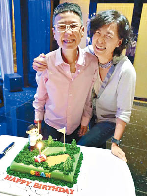 壽星Sean（左）喜獲趙式芝送上特製的蛋糕。