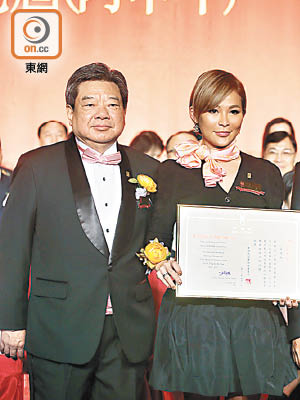 陳慧玲（右）與新任主席鄧錦雄出席就職典禮。