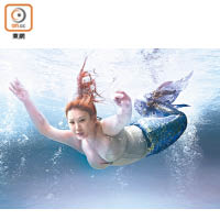 欣宜去年為維港泳拍攝宣傳海報，扮演性感美人魚。