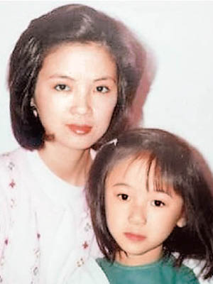 何倍倩晒童年時與媽媽的合照，可見她小時候樣子清秀。