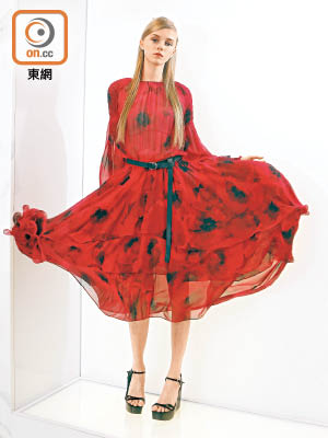紅色連身裙印有暗花圖案，採用輕盈薄透的雪紡製造，多層ruffles下襬凸顯層次感，走動時隨風飄逸，散發陣陣春日氣息。<br>印花連身裙 $29,000<br>皮帶（未定價）