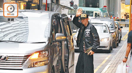 吳卓羲上車前與記者打招呼。