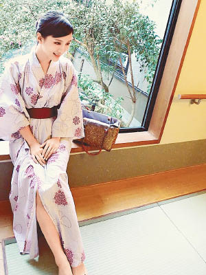 DaDa穿上日本浴衣，舉止斯文。